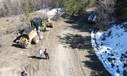 Kışın hasar gören köy yollarında onarım mesaisi