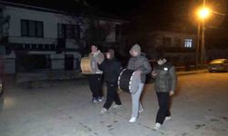 Liseliler davul çalarak sahura kaldırıyor