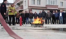 Şoförler yangın tüpü ile yangını söndürdü