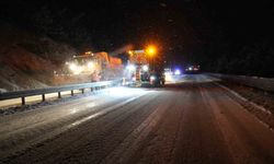 Yoğun kar yağışı: Araçlar yolda mahsur kaldı