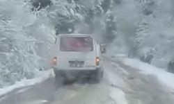 Kar sürprizi: Kar lastiği olmayan araç yolda kaldı