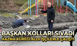 Başkan kolları sıvadı: Kazma küreği alarak işçilerle birlikte çalıştı