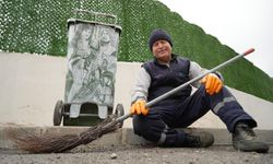 Çöpçüler Kralı'nda Kemal Sunal için mikrofon olan süpürge, onun elinde kaleme dönüştü