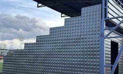 Futbol sahasına malzeme deposu