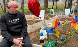 Öldürülen oğlunun doğum gününü mezarı başında kutladı