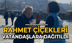 Rahmet çiçekleri vatandaşlara dağıtıldı