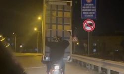 Kanepeyi motosikletle taşıdılar