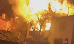 Alevlere teslim olan iki katlı ev kullanılmaz hale geldi