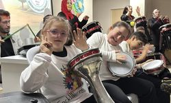 Özel öğrencilerden renkli kutlama: Darbuka şovu alkış aldı