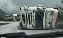 Kömür yüklü tır, kayganlaşan yolda devrildi