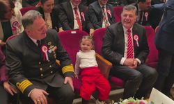 Annesinden elinden kurtulan minik Vali Arslan'ın koltuğuna oturdu