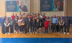 100 sporcu raket salladı