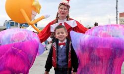 23 Nisan'da çocuklar kırmızı beyaz renklerle sahne aldı