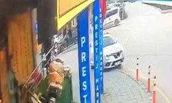 Aydınlatma direğine çarpan otomobil kamerada