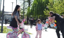 Düşen oyuncakları sahibine ulaştıran çocuklar takdir topladı