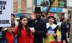 Edebiyat kahramanları sokaklara indi