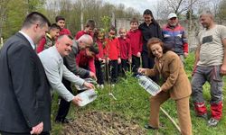 Gazeteciler, 19 yıl önce tadilat ettirdikleri okulda öğrencilerle buluşup hediye dağıttı