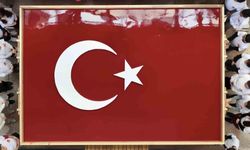 Geleneksel yöntemlerle dev Türk bayrağı yapıldı