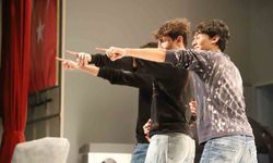 Gençler tiyatro sahnesinde yarıştı