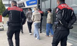 Kız kardeşini kafede bir erkekle görünce ortalığı birbirine kattı