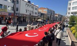 Öğrenciler 200 metrelik Türk bayrağıyla caddede yürüdü