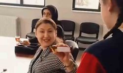 Öğrencilerden anlamlı mesaj: 'Öğretmene silah değil, çikolata uzatılır'