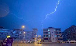 Sağanak etkili oldu, şimşekler gökyüzünü aydınlattı