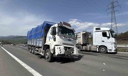 Tırdan kopan lastik kamyonun altına girdi