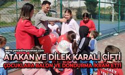 Atakan ve Dilek Karali çifti çocuklara balon ve dondurma ikram etti
