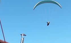 Gökyüzünde gülümseten anlar, paraşütçüyü çaya davet etti