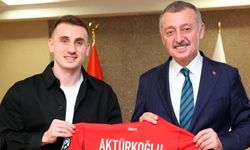 Kerem Aktürkoğlu'ndan Başkan Büyükakın'a ay-yıldızlı forma