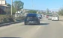 Trafikte defalarca şerit değiştirerek makas attı