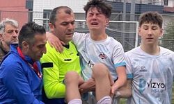 Sakatlanan futbolcuyu maçın hakemi kucağında taşıdı