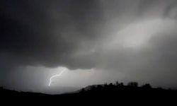 Bartın'da şimşekler geceyi aydınlattı, dolu yağışı şehri beyaza bürüdü