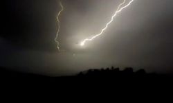 Şimşekler geceyi aydınlattı