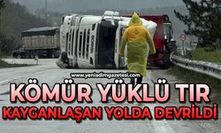 Kömür yüklü tır devrildi