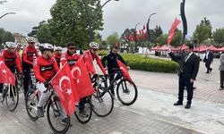 Ellerinde Türk bayraklarıyla Gençlik Haftası'nda pedal çevirdiler