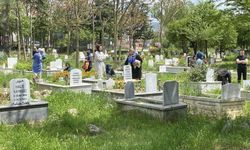 Vatandaşlar arefe günü kabir başında dua etti