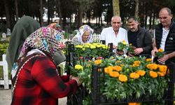 Belediyeden arife günü mezarlıklarda çiçek dağıtımı