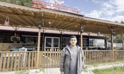 Deniz kenarında ayının balık keyfi