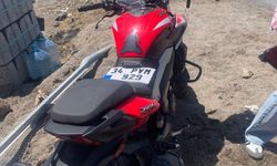 Otomobilin çarptığı motosiklet sürücüsü yaralandı