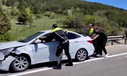 Polis ekipleri kaza yapan aracı iterek trafiği rahatlattı