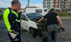 Refüje ve ağaçlara çarpan otomobilin motoru koptu