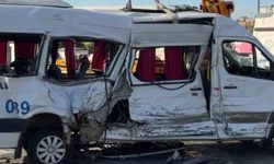 Tırla çarpışan işçi servisi devrildi: 8 yaralı