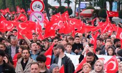 Yüzlerce Bolulu 200 metrelik Türk bayrağı eşliğinde yürüdü