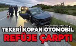 Tekeri kopan otomobil refüje çarptı