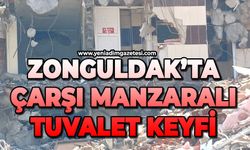 Çarşı manzaralı tuvalet keyfi