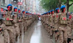 Sağanak altında gençlik yürüyüşü