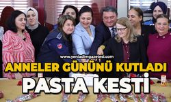 Anneler gününü kutladı, pasta kesti