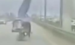 Köprüden sarkan reklam afişi motosikletliyi savurdu